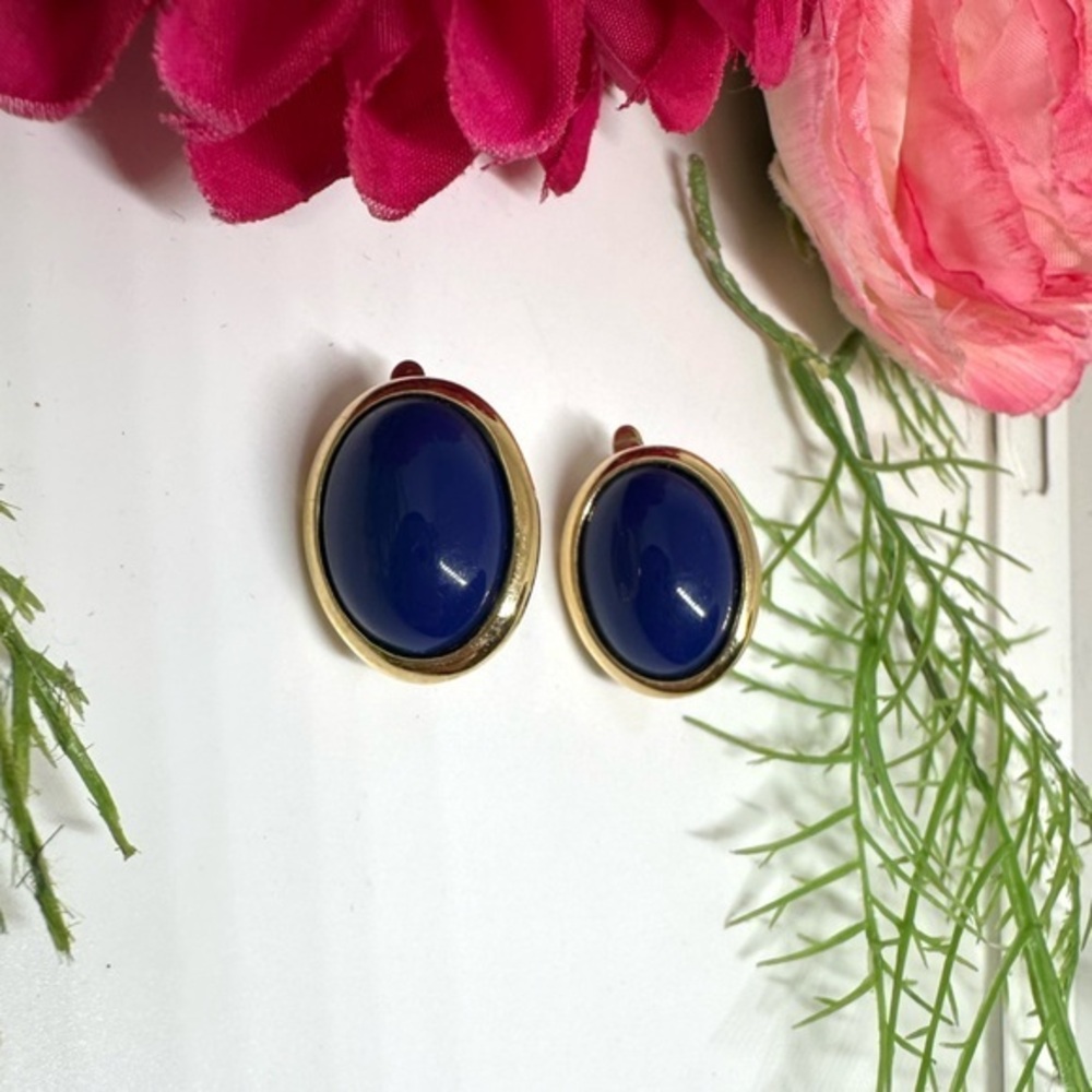 Vintagetrifari Royal Blue Cabochon Clip Earrings